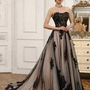 Strapless Tulle Black Ball Gown / Wedding Dresses size 8